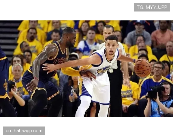 库里无球跑动拉开空间，主导勇士进攻体系