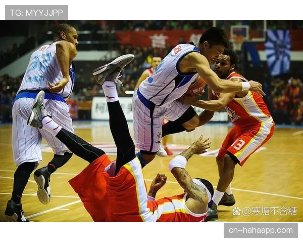 拉人犯规判罚细节揭秘：为何有时裁判选择不吹哨？